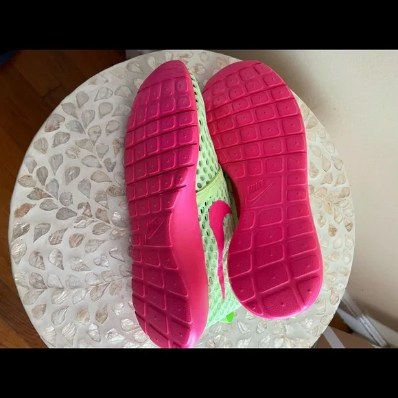 NWOT NIKE SNEAKERS - Picture 4 of 5